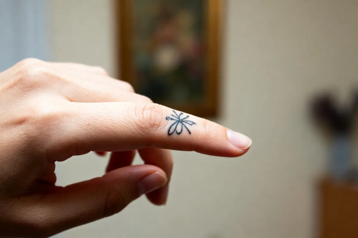 Tatouage sur le doigt : Idées, signification et précautions