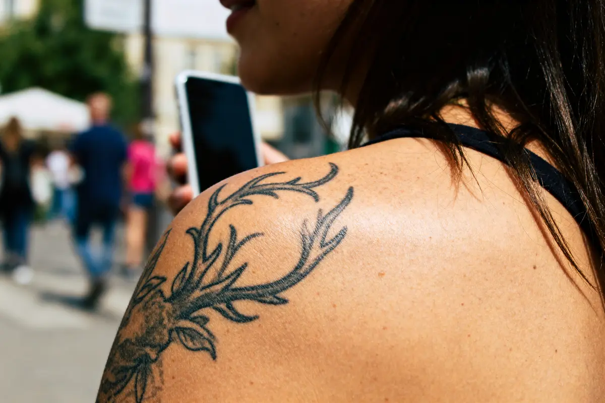 Tatouage sur l’épaule pour femme : 70 idées élégantes &amp; tendance
