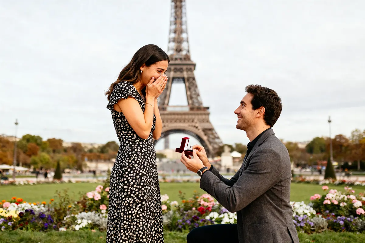 Homme en demande en mariage romantique devant la tour Eiffel avec admiration et émotion