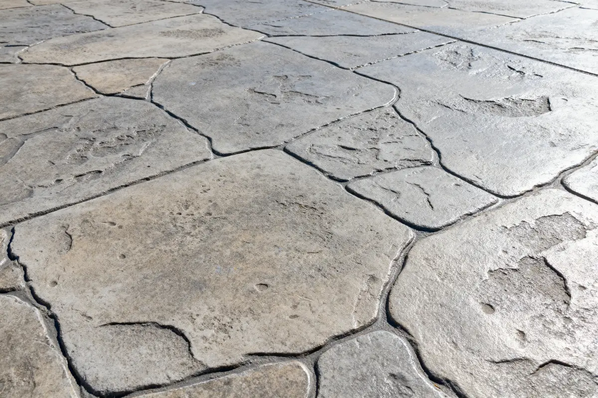 Sol en béton imprimé imitant des pierres naturelles pour connaître le prix au m2