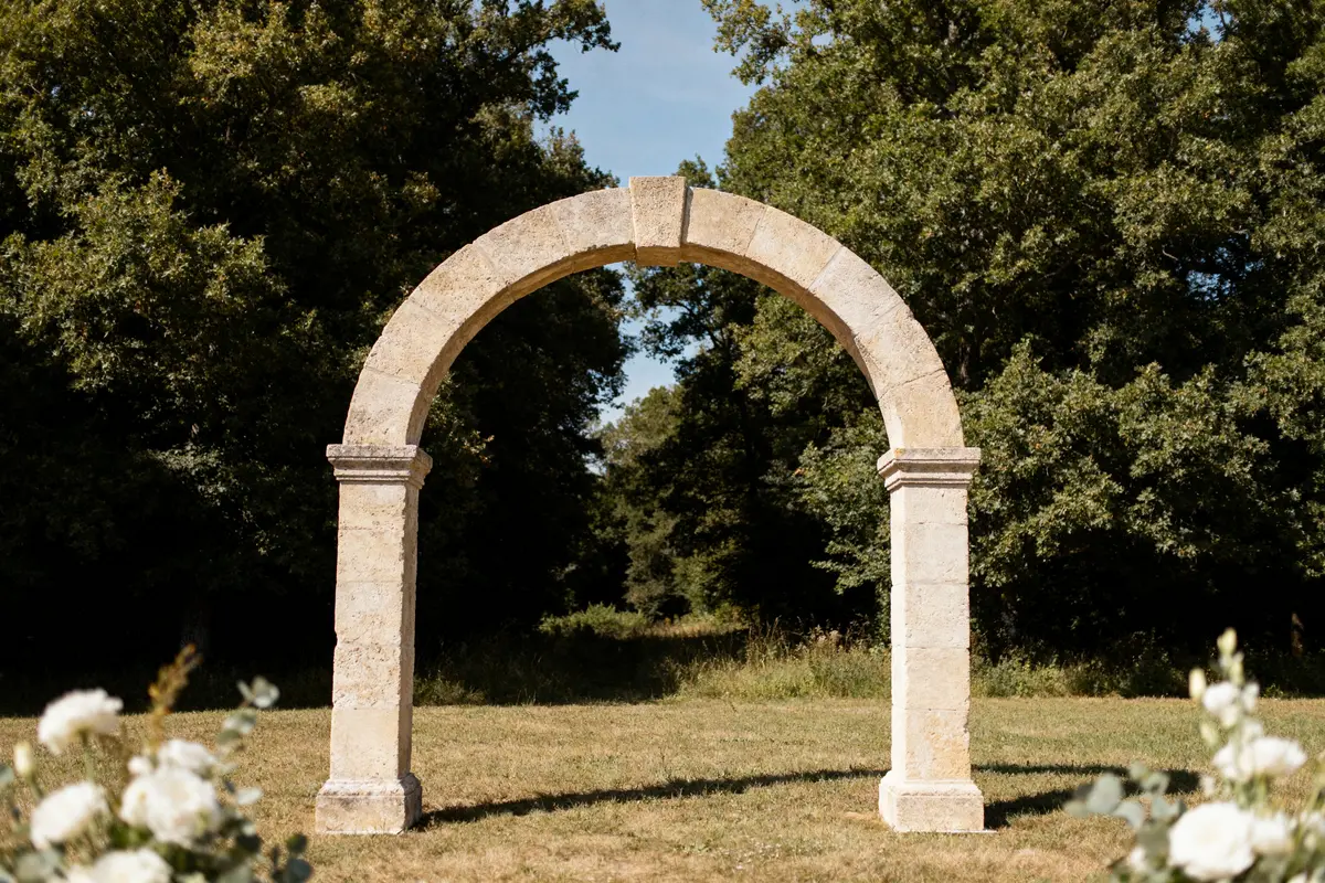 Comment choisir une arche de mariage ? Guide, styles &amp; décor