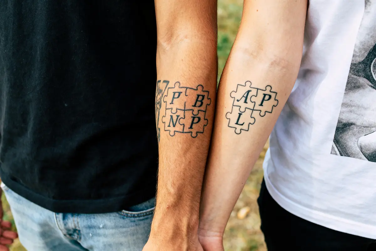 Bras avec tatouages puzzle pour frère et sœur formant un motif coordonné ensemble