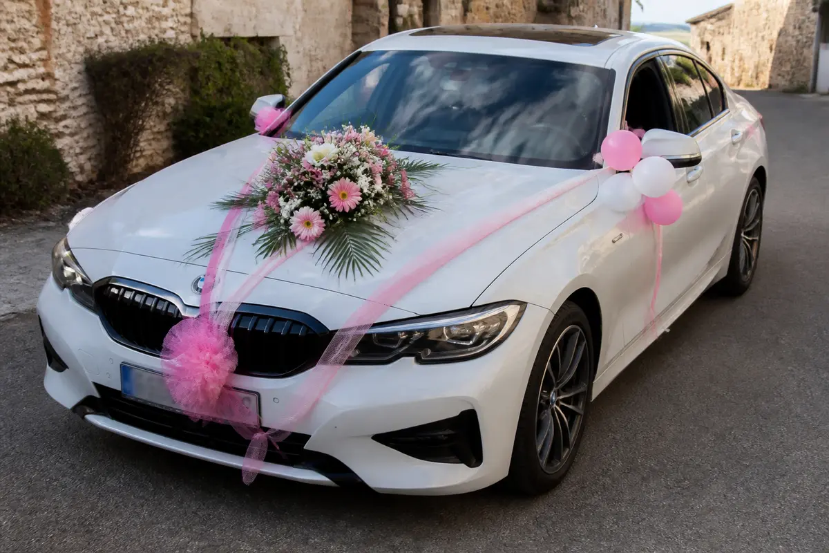 Voiture décorée pour mariage avec fleurs et rubans roses, comment décorer sa voiture de mariage